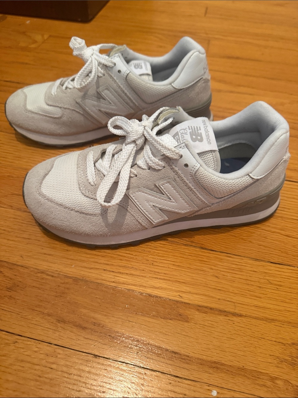 New Balance Womens size 7 Light Gray & White Retro Sneaker never worn